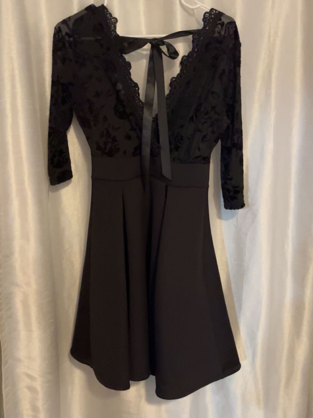 January 7 Black V-Neck Lace-Detail Long Sleeve Dress - Picture 2 of 3